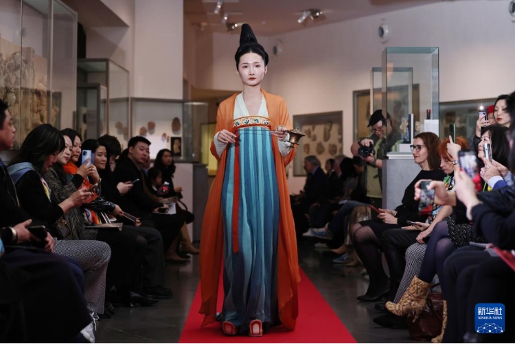 3月13日，在位于法國巴黎的吉美國立亞洲藝術(shù)博物館，模特展示敦煌復(fù)原服飾。新華社記者 高靜 攝