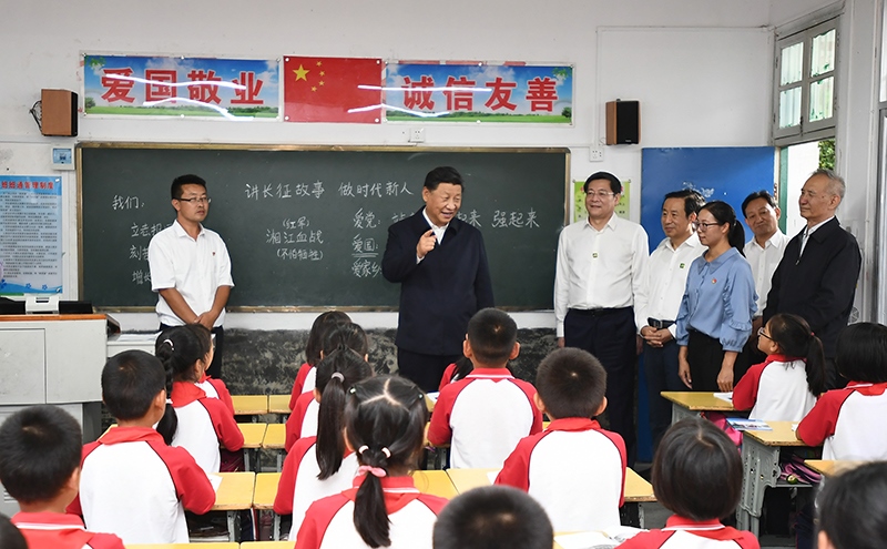 2020年9月16日，習(xí)近平總書記在湖南省郴州市汝城縣文明瑤族鄉(xiāng)第一片小學(xué)，同正在上思政課的同學(xué)們親切交流。