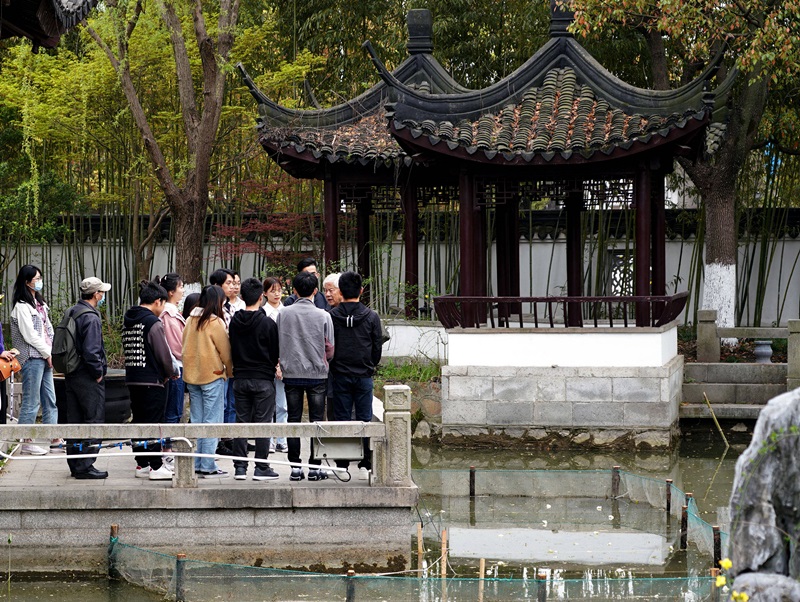 2021年3月30日，在上海交通大學(xué)南蘇園的“微型洱?！迸裕缀Ｄ辖淌跒閷W(xué)生們打造“沉浸式”思政課。