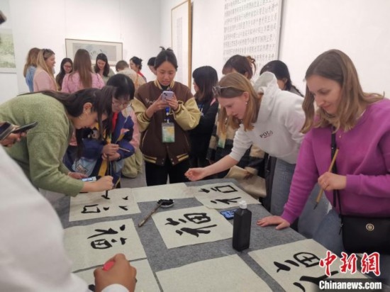 比利時(shí)學(xué)生體驗(yàn)書(shū)法。杭州師范大學(xué)供圖