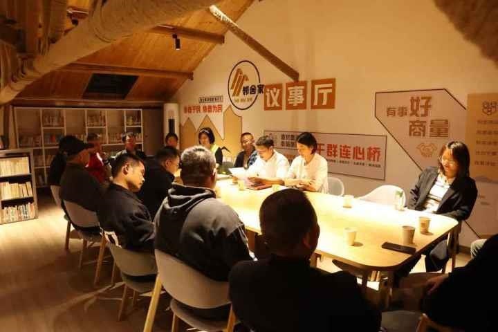 △浙江金華武義縣后陳村“鄰舍家”協(xié)商議事會(huì)討論舊村改造事宜。