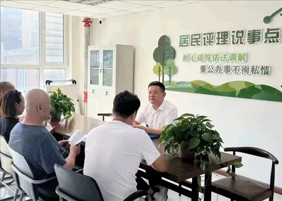 村（居）民評(píng)理說(shuō)事點(diǎn)調(diào)解矛盾糾紛。遼寧省司法廳供圖