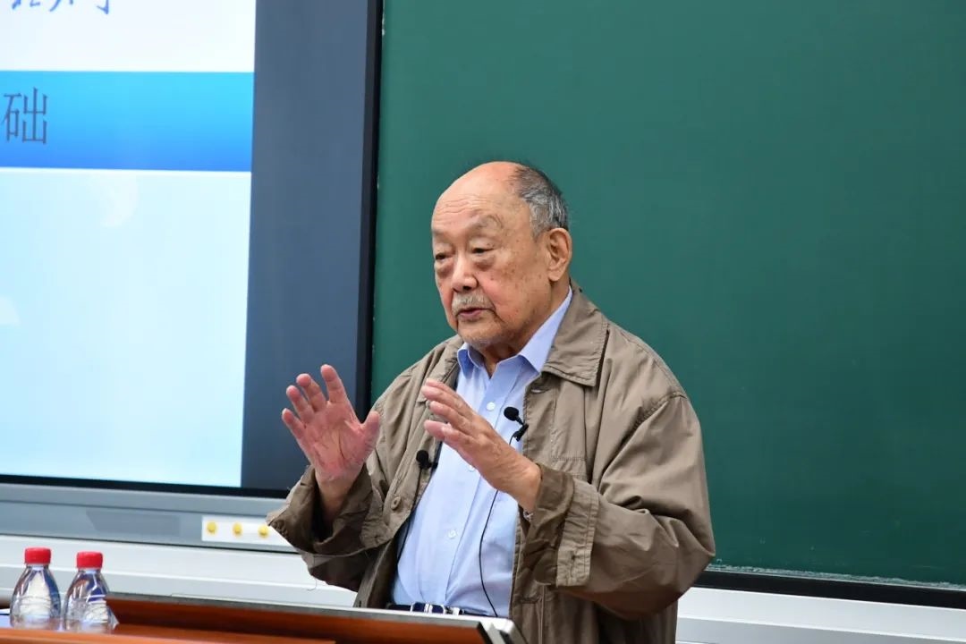 91歲的楊士莪院士“一站到底”為學(xué)生授課。哈爾濱工程大學(xué)供圖