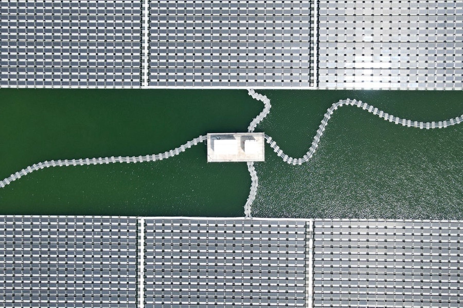 2022年8月25日拍攝的潁上縣毛圩水上光伏電站（無人機照片）。近年來，安徽省阜陽市潁上縣古城鎮(zhèn)積極推進采煤沉陷區(qū)治理工作，將昔日的采煤沉陷區(qū)建設(shè)成水上光伏電站，既減少占用土地面積，又能生產(chǎn)清潔能源。