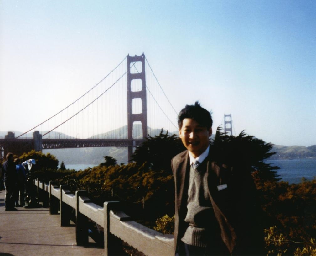 這是1985年，時任正定縣委書記的習(xí)近平在美國考察時的照片。新華社發(fā)
