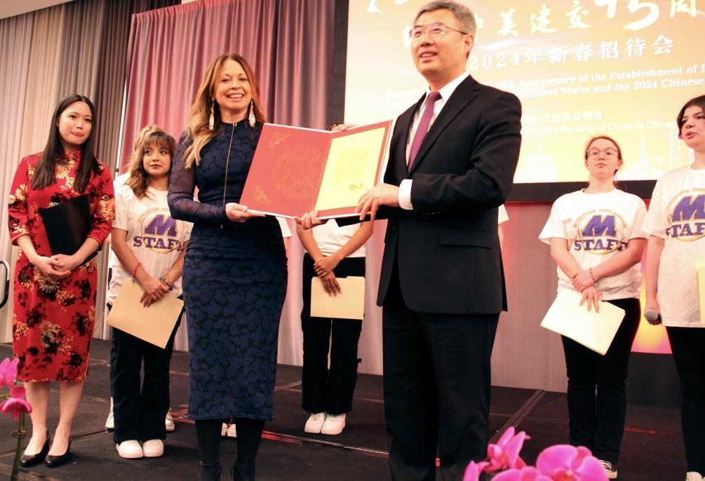 2024年2月27日，中國駐芝加哥總領(lǐng)事館舉辦慶祝中美建交45周年招待會，來自馬斯卡廷中學(xué)的學(xué)生們在招待會上收到一份特殊禮物——中國國家主席習(xí)近平給他們的復(fù)信。新華社記者 徐靜 攝