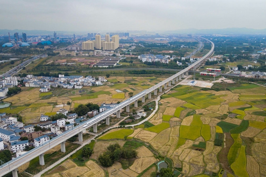 2021年10月14日，聯(lián)調(diào)聯(lián)試列車經(jīng)過贛深高鐵信豐特大橋（無人機照片）。2021年12月10日，連通贛南革命老區(qū)與深圳經(jīng)濟特區(qū)的贛深高鐵正式開通運營，江西與粵港澳大灣區(qū)間形成快速客運通道。