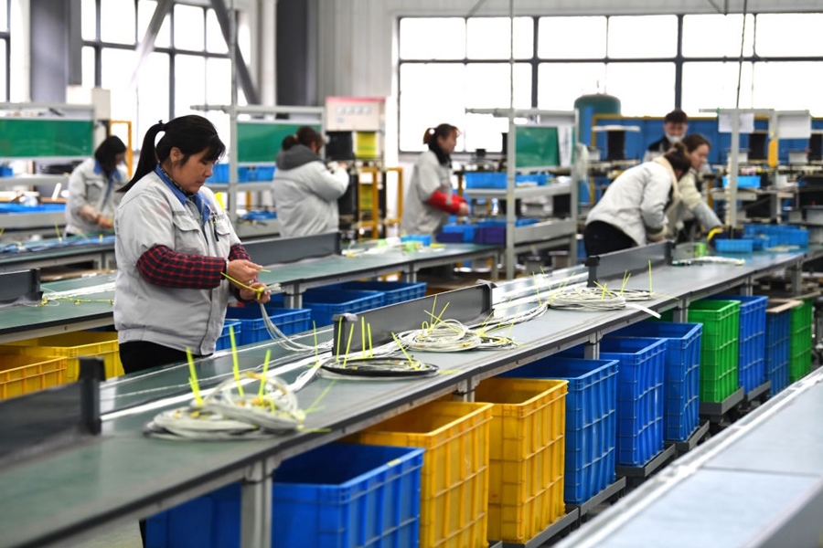 2022年2月16日，工作人員在安徽省滁州市汊河軌道交通裝備產(chǎn)業(yè)園的一家軌道交通裝備企業(yè)生產(chǎn)線上忙碌。安徽省滁州市來安縣汊河鎮(zhèn)地處皖蘇交界，緊鄰南京市江北新區(qū)。近年來，來安縣成為承接南京產(chǎn)業(yè)轉(zhuǎn)移的前沿陣地，汊河這個曾經(jīng)的傳統(tǒng)農(nóng)業(yè)小鎮(zhèn)緊抓機遇，開始深度融入長三角，參與產(chǎn)業(yè)協(xié)作分工。產(chǎn)業(yè)園吸引了越來越多長三角地區(qū)軌道交通企業(yè)入駐，形成了鐵路客車、城際軌道零部件研發(fā)、生產(chǎn)、銷售的產(chǎn)業(yè)集群。