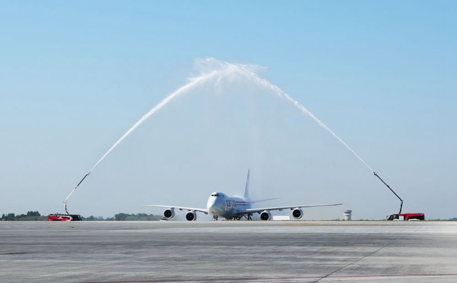 2023年6月14日，盧森堡國際貨運航空公司的B747－8F全貨機抵達鄭州。鄭州—盧森堡“空中絲綢之路”貨運量累計突破100萬噸。