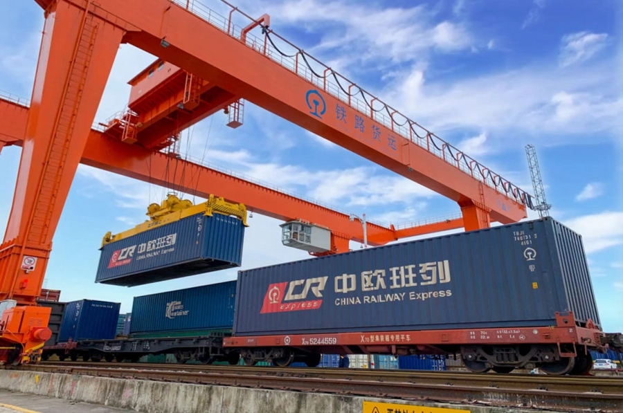 2022年4月29日，在鐵路合肥北站物流基地集裝箱作業(yè)區(qū)，龍門吊吊裝準(zhǔn)備發(fā)運的中歐班列集裝箱。