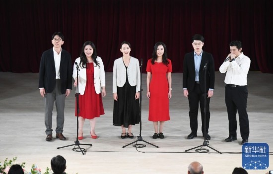 3月21日，國家開發(fā)銀行阿卡貝拉合唱團在音樂會上演出。新華社記者 任超 攝