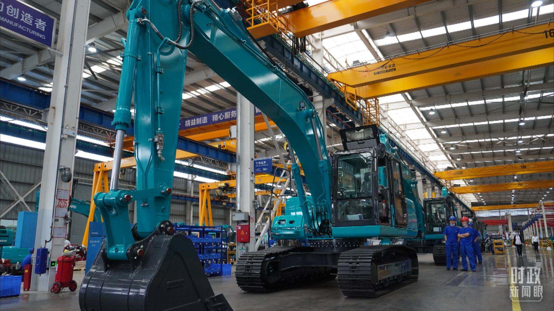 △這是山河智能大型挖掘機的組裝車間。2020年9月，習(xí)近平曾到此地考察。（總臺央視記者郭曉龍拍攝）