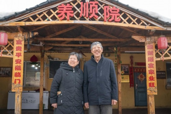 在伊春市友好區(qū)，伊春森工上甘嶺林業(yè)局有限責(zé)任公司溪水林場(chǎng)分公司退休職工劉養(yǎng)順（右）和老伴楊秋娥在自家農(nóng)家院中（3月13日攝）。新華社記者 謝劍飛 攝