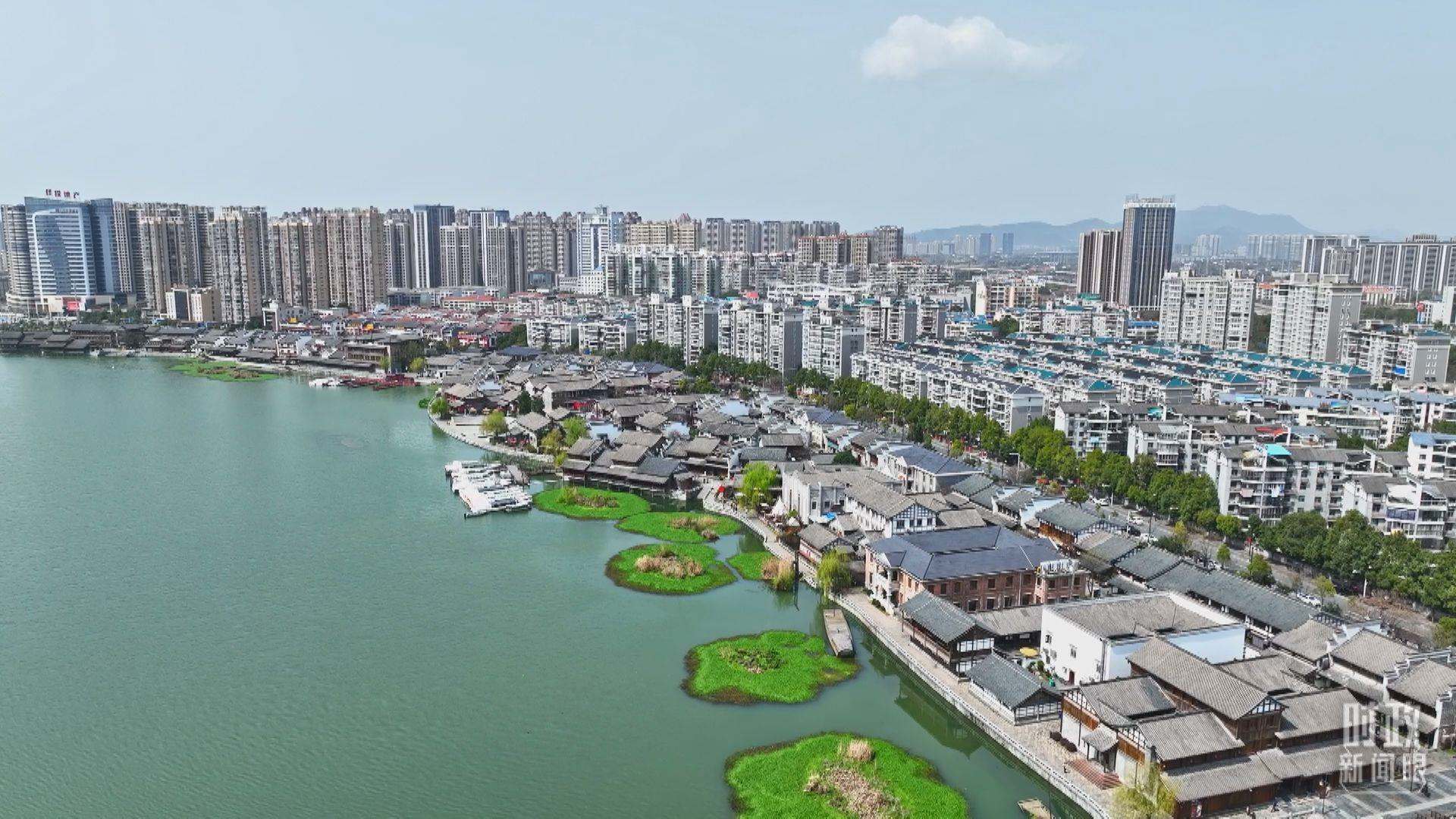 △沅江江畔，常德河街與現(xiàn)代建筑交相輝映。（總臺央視記者范凱拍攝）