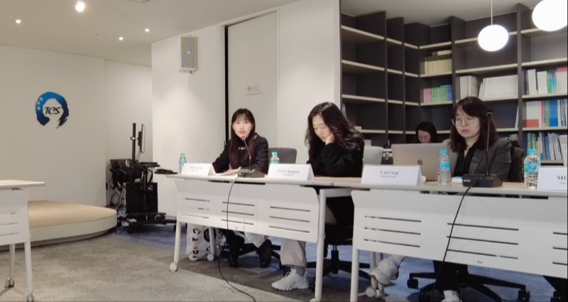 記者（左一）在交流活動(dòng)上，以加強(qiáng)中日韓三國經(jīng)濟(jì)合作、增進(jìn)三國民眾相互理解為主題發(fā)表演講。權(quán)小星攝
