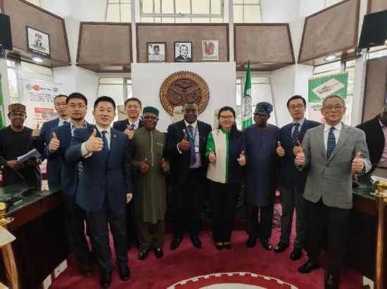 3月21日，與會嘉賓在首屆拉各斯論壇現(xiàn)場合影留念。（圖片由中國駐拉各斯總領(lǐng)事館提供）