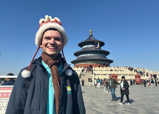 3月20日，德國游客馬克西米利安在北京天壇公園參觀游覽。新華社記者 楊淑君 攝