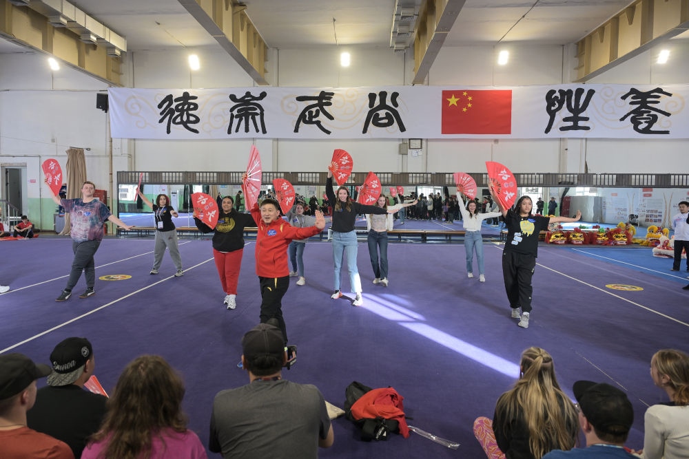 3月19日，美國(guó)華盛頓州中學(xué)生代表團(tuán)的成員在首都體育學(xué)院體驗(yàn)功夫扇。新華社記者 李鑫 攝
