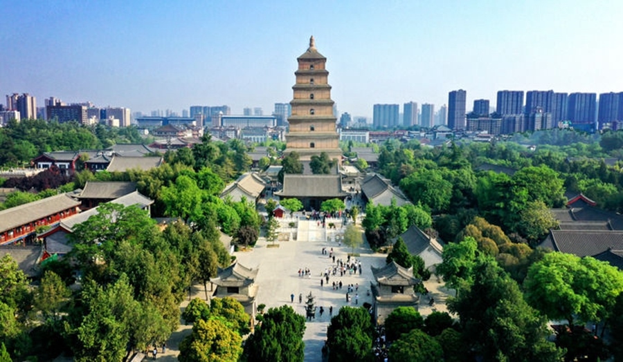  這是2023年4月19日拍攝的西安大雁塔（無人機照片）。2014年6月，由中國、哈薩克斯坦和吉爾吉斯斯坦三國聯(lián)合申報的“絲綢之路：長安-天山廊道的路網(wǎng)”成功列入《世界遺產(chǎn)名錄》,成為世界上第一個以聯(lián)合申報的形式成功列入世界遺產(chǎn)名錄的絲綢之路項目，也是聯(lián)合國教科文組織確定的絲綢之路54個廊道中第一個成功申遺的項目。新華社記者 劉瀟 攝