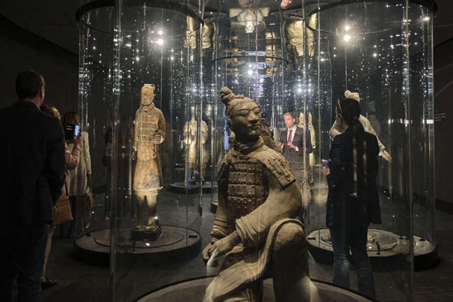  2023年3月28日，觀眾在西班牙阿利坎特參觀“中國秦漢文明的遺產(chǎn)”展覽。新華社記者 孟鼎博 攝