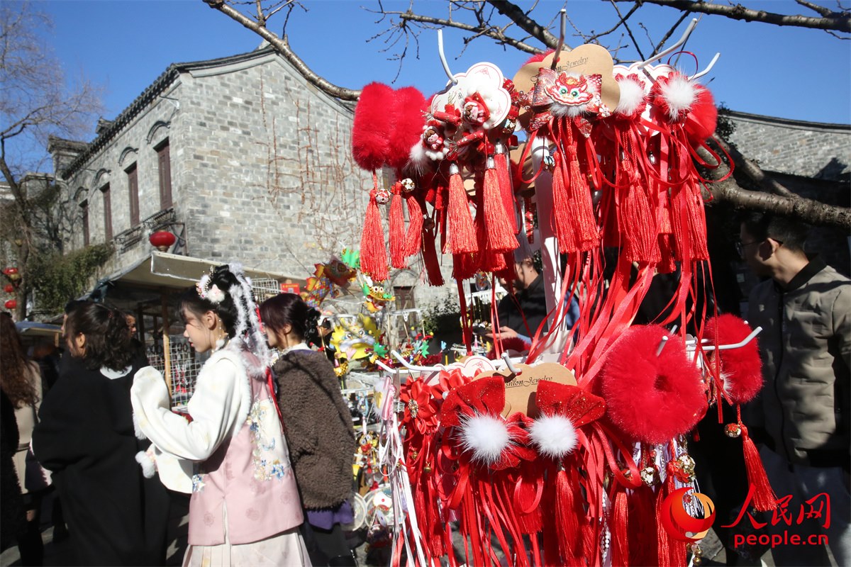 游客身著傳統(tǒng)服飾游南京老門(mén)東歷史文化街區(qū)。人民網(wǎng)記者 劉微攝