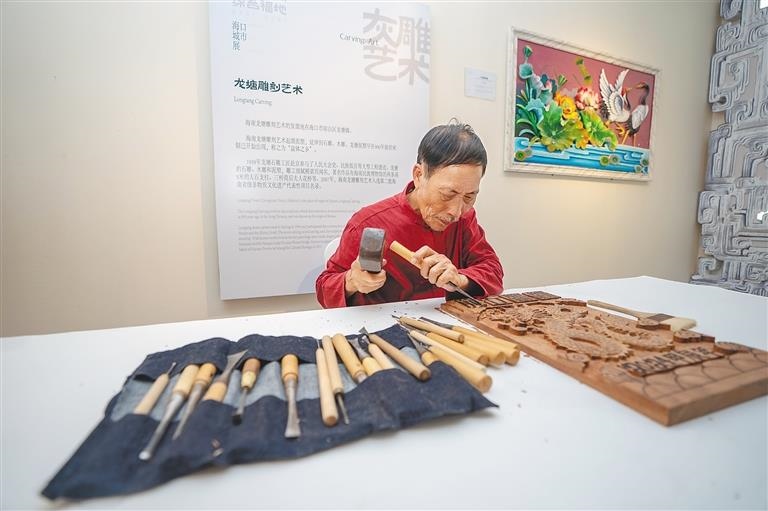 △2024年3月25日，在博鰲東嶼島文化公園海口城市展現(xiàn)場，非遺傳承人展演龍?zhí)恋窨趟囆g(shù)。