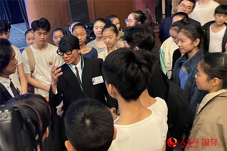 松山芭蕾舞團(tuán)總代表清水哲太郎與中央芭蕾舞團(tuán)舞蹈學(xué)校的學(xué)生們交流。人民網(wǎng)記者 張麗婭攝