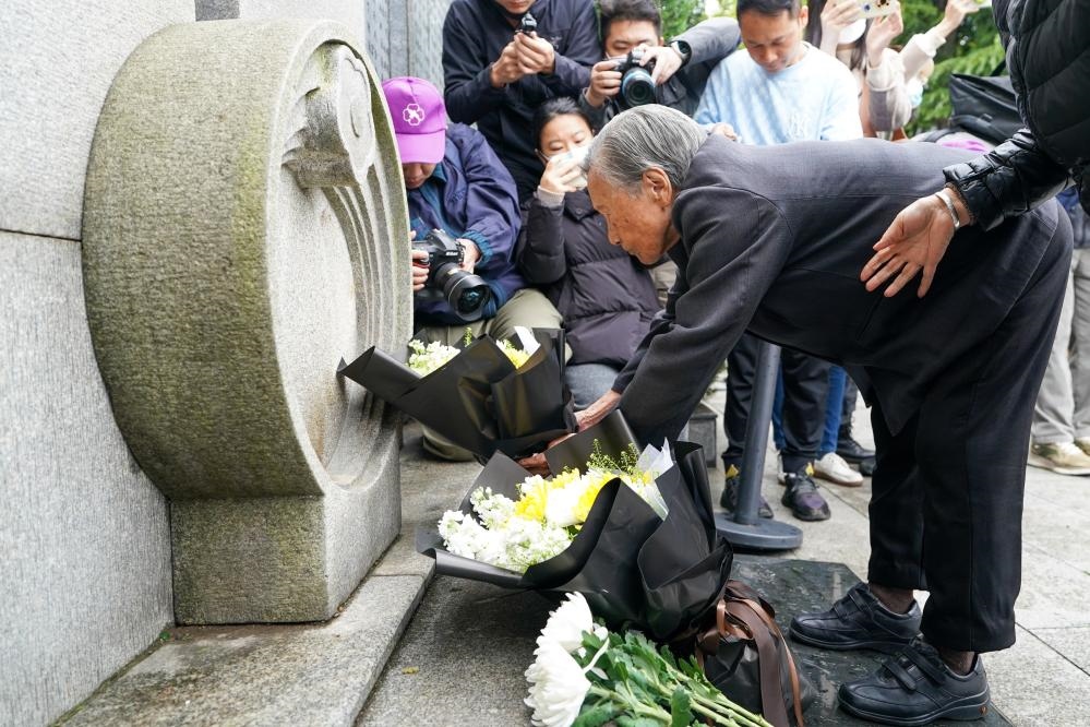 南京大屠殺幸存者夏淑琴在獻(xiàn)花。新華社記者李博 攝