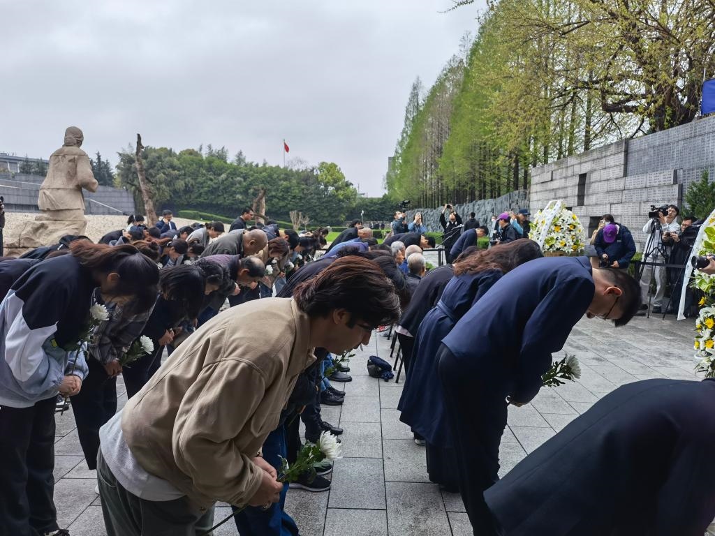 人們面向“哭墻”鞠躬。新華社記者邱冰清 攝