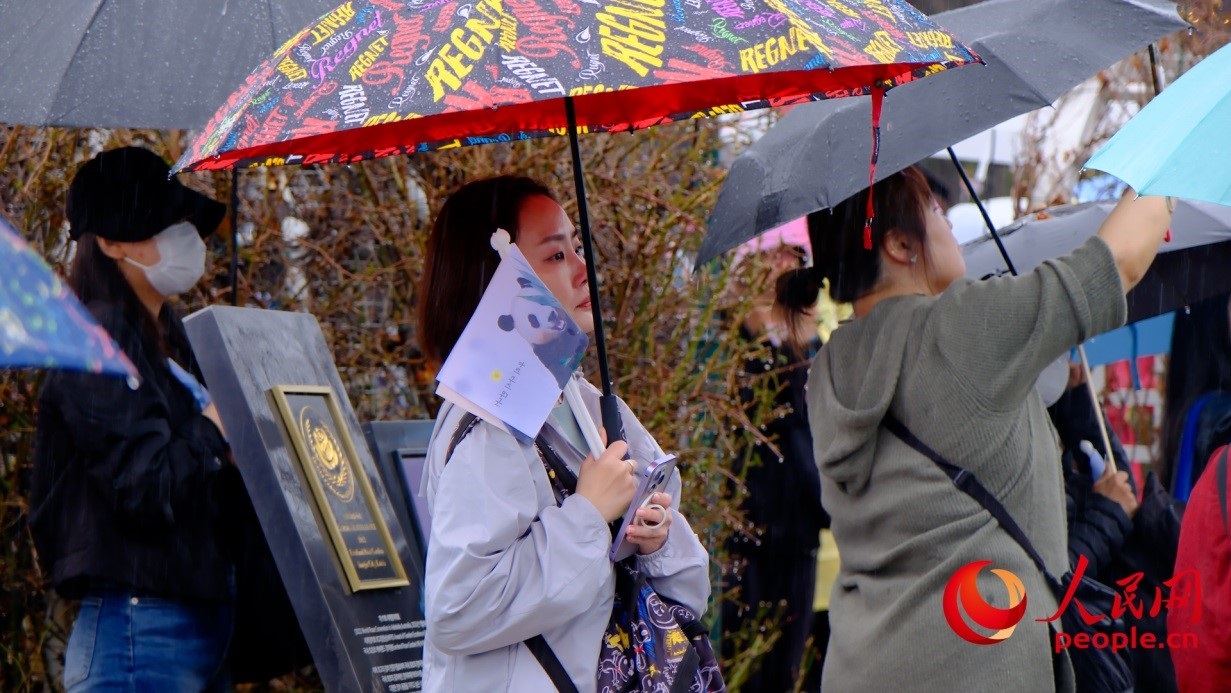 粉絲注視“福寶”車輛，滿眼不舍。 人民網(wǎng) 李帆攝