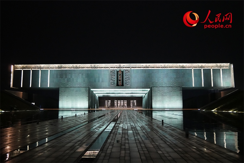 夜間的殷墟博物館外景。人民網(wǎng)記者 韋衍行攝