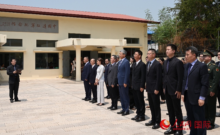 全體人員默哀追思。人民網(wǎng)記者 謝佳君攝