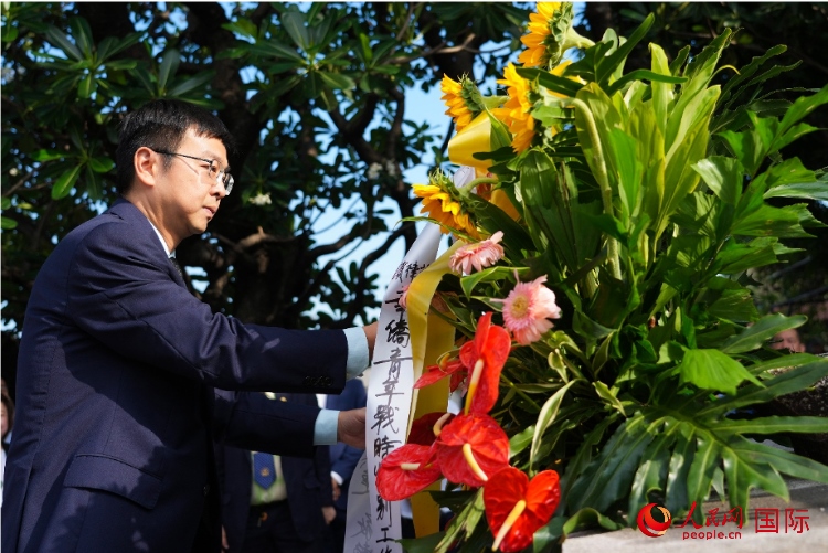 中國(guó)駐菲律賓使館周志勇臨時(shí)代辦一行向菲律賓華僑抗日烈士紀(jì)念碑、烈士墓等敬獻(xiàn)花圈。人民網(wǎng)記者 樊帆攝