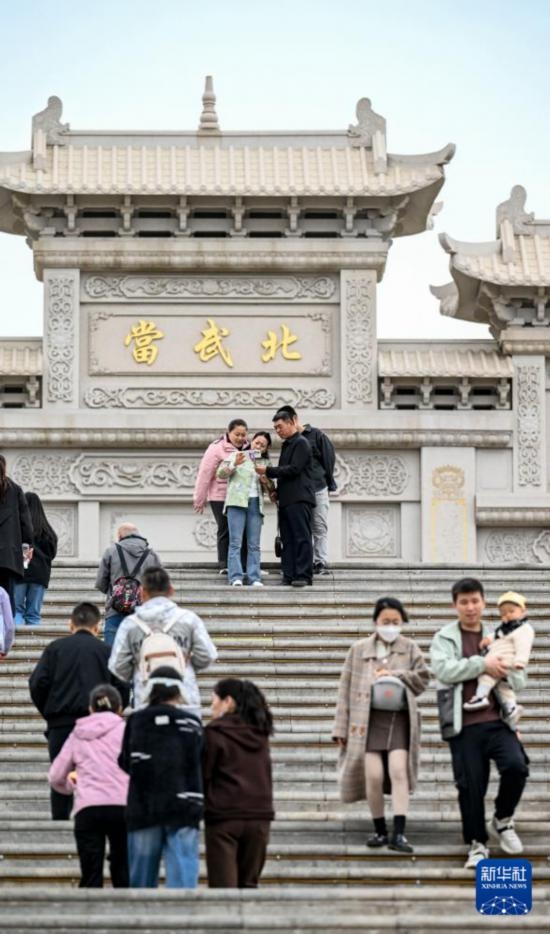 4月5日，游客在寧夏石嘴山市北武當生態(tài)旅游區(qū)游玩、拍照。新華社記者 馮開華 攝