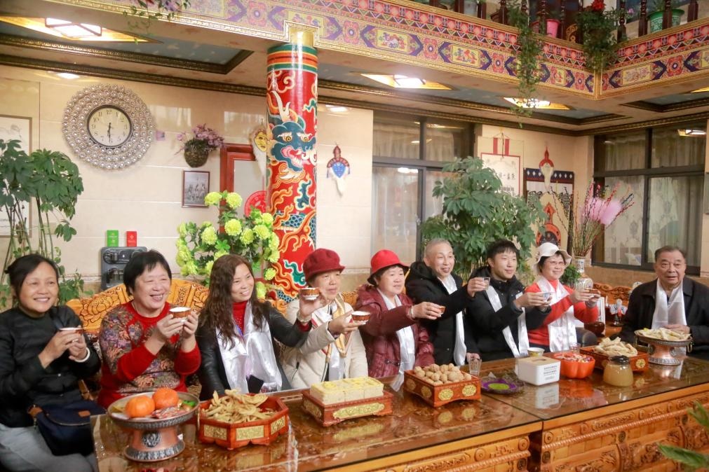 游客們?nèi)胱∶袼藓?，舉杯共飲酥油茶。新華社記者 邱星翔 攝