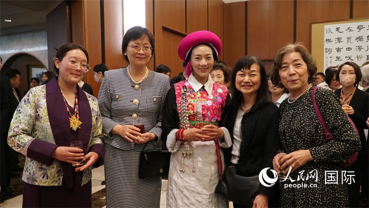 來(lái)賓與茨姆等人熱烈交流并合影留念。人民網(wǎng) 蔣曉辰攝
