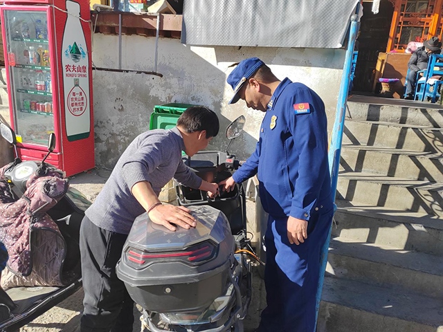 拉薩市消防救援支隊(duì)組織開展電動自行車消防安全檢查工作。受訪者供圖