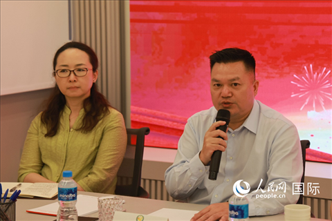 巴西和統(tǒng)會會長張小春（右）在座談會上致辭。人民網記者 陳海琪攝