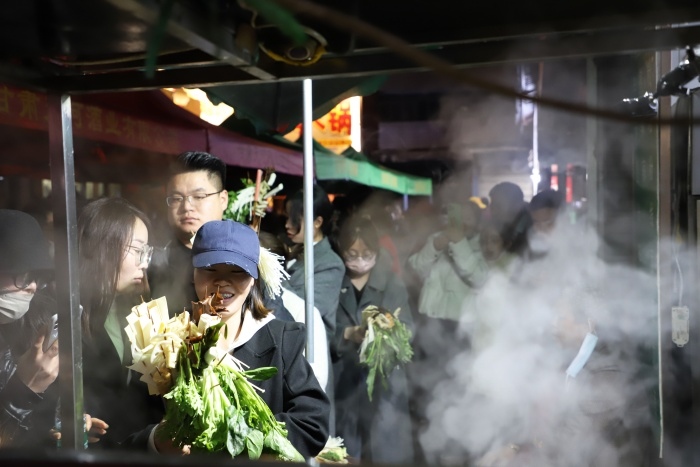 天水麻辣燙爆火，游客正在排隊(duì)。圖片來源：天水市融媒體中心