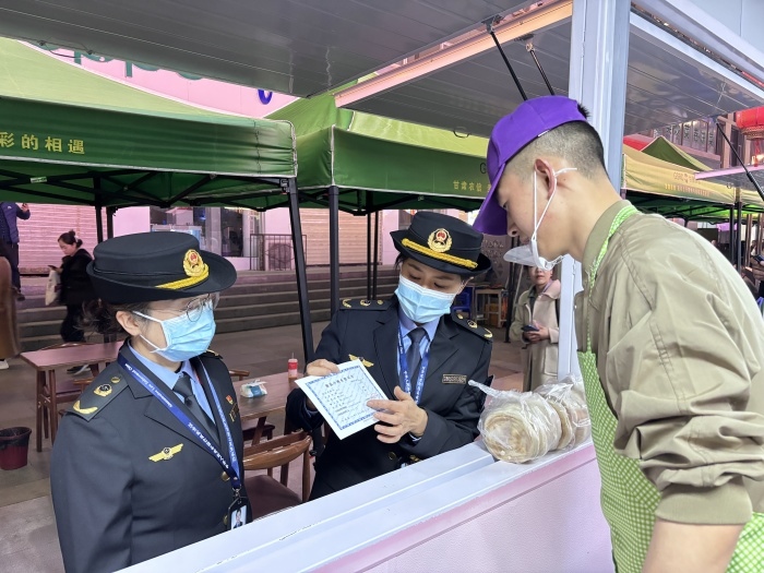 甘肅省天水市麥積區(qū)北道埠街道市場監(jiān)管所為麥積區(qū)步行街開辦的“麻辣燙一條街”提供送證上門服務(wù)。受訪者供圖