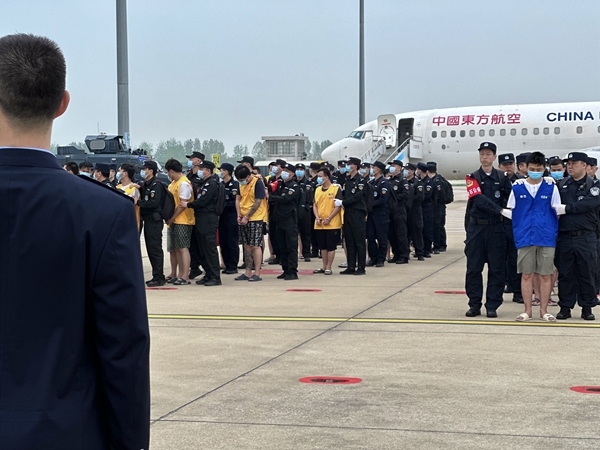 中國籍涉賭詐違法犯罪嫌疑人從柬埔寨被押解回國。人民網(wǎng)記者 郝萍攝