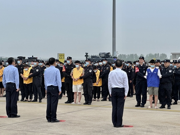 中國籍涉賭詐違法犯罪嫌疑人從柬埔寨被押解回國。人民網(wǎng)記者 郝萍攝