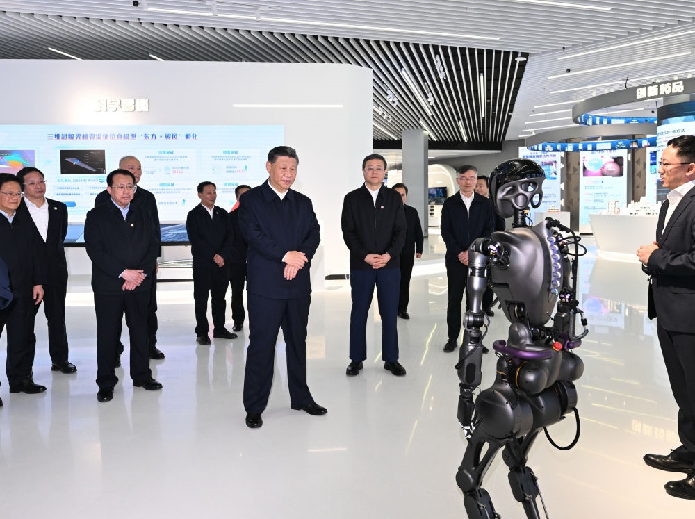 2023年11月28日下午，習(xí)近平總書(shū)記在上海浦東新區(qū)張江科學(xué)城參觀上?？萍紕?chuàng)新成果展。