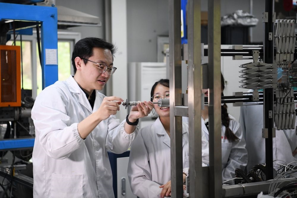 2024年4月6日，在位于安徽合肥的中國(guó)科學(xué)技術(shù)大學(xué)，安徽省先進(jìn)功能高分子薄膜工程實(shí)驗(yàn)室團(tuán)隊(duì)成員朱健和（左）在和同事討論實(shí)驗(yàn)設(shè)備的設(shè)計(jì)方案。