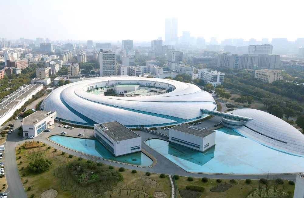 空中俯瞰位于上海張江科學(xué)城的上海光源（2024年2月27日攝，無(wú)人機(jī)照片）。