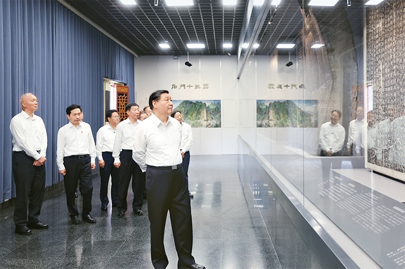 2023年7月29日，中共中央總書記、國家主席、中央軍委主席習近平在四川考察結(jié)束返京途中，來到陜西省漢中市考察。這是習近平參觀漢中市博物館有關(guān)歷史文物展陳。 新華社記者 鞠鵬/攝