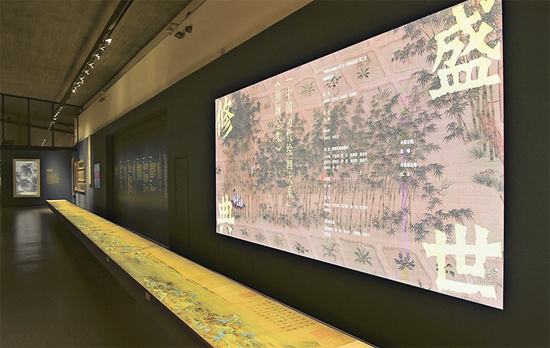 “中國(guó)歷代繪畫(huà)大系”，是習(xí)近平總書(shū)記親自批準(zhǔn)、高度重視的一項(xiàng)規(guī)模浩大、縱貫歷史、橫跨中外的國(guó)家級(jí)重大文化工程。圖為中國(guó)國(guó)家版本館杭州分館展示的“盛世修典——‘中國(guó)歷代繪畫(huà)大系’”收錄的數(shù)字化古畫(huà)（2023年5月31日攝）。 新華社記者 翁忻旸/攝