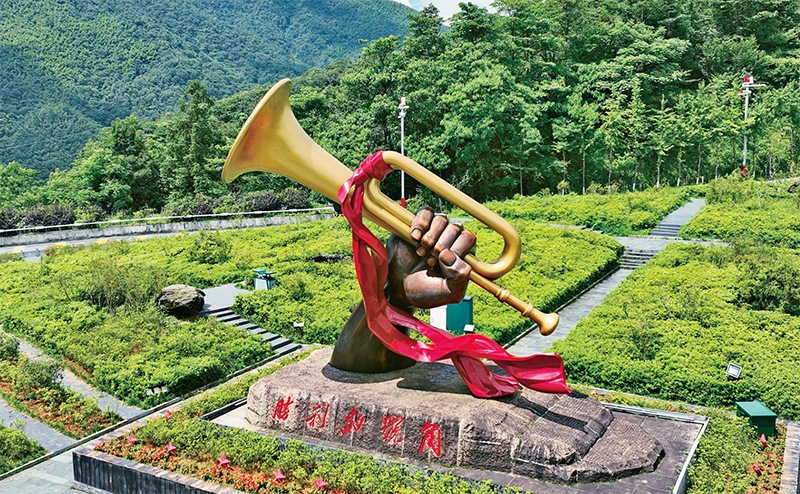 井岡山，是中國(guó)革命的搖籃。圖為2023年6月28日在井岡山拍攝的“勝利的號(hào)角”雕塑。 新華社記者 萬(wàn)象/攝