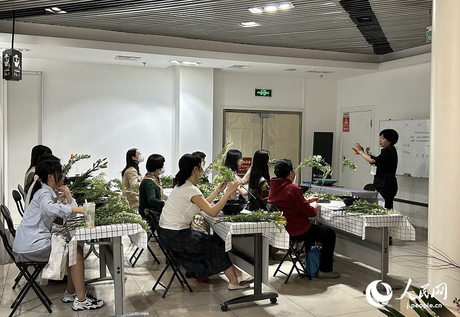 插花體驗(yàn)課。人民網(wǎng) 玄番登史江攝