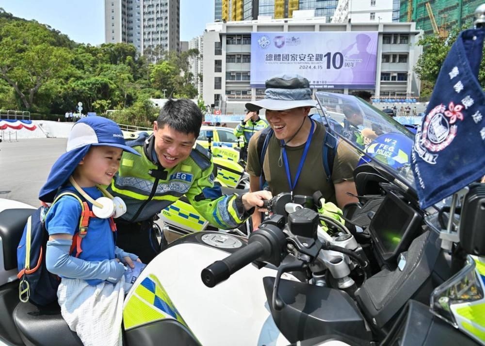 △2024年4月13日，香港特區(qū)政府警務(wù)處舉行“全民國家安全教育日”暨香港警察學(xué)院開放日開幕典禮。這是13日當(dāng)天，警隊(duì)護(hù)送組人員現(xiàn)場向市民介紹其工作。